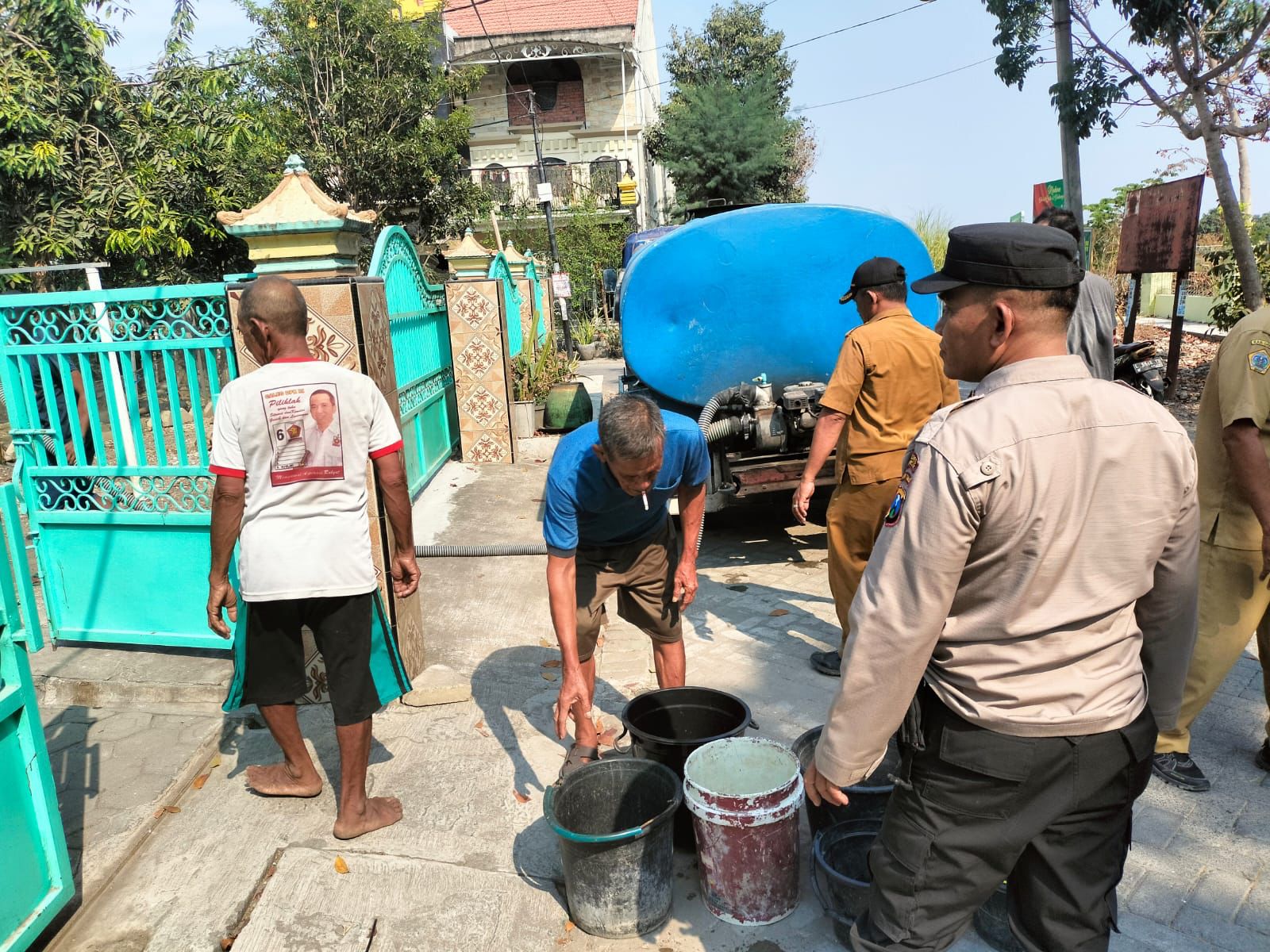 Kemarau Panjang, Polsek Cerme Gresik Bantu 10 Ribu Liter Air Bersih