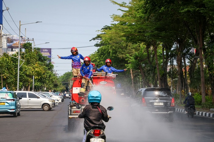 Redam Panas dan Debu Proyek, 10 Mobil Damkar Surabaya Dikerahkan Basahi Jalan Tiap Hari