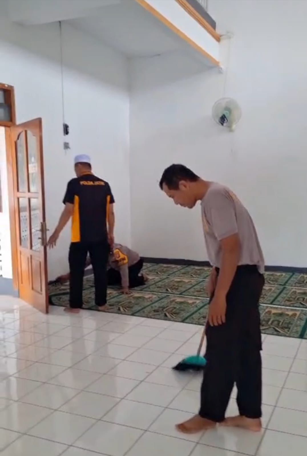 Peduli Lingkungan, Polisi Ngawi Bersih-bersih Masjid As Syafi’iah Jogorogo 