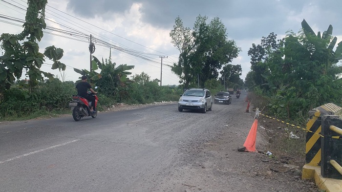 Jalan Raya Imaan yang Ambles Mulai Dibongkar, DPUTR Gresik Berencana Lakukan Peninggian