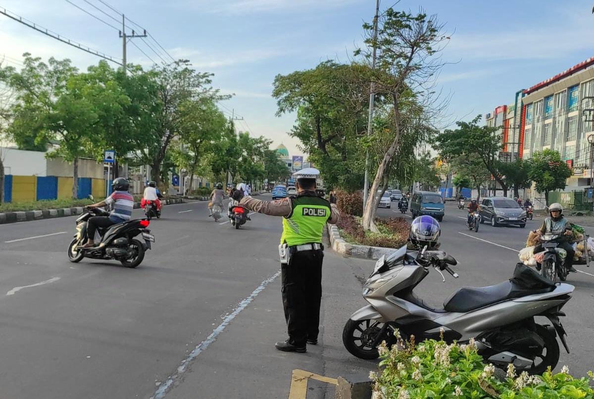 Polsek Rungkut Tingkatkan Disiplin Lalu Lintas di Pos Pelayanan Pagi