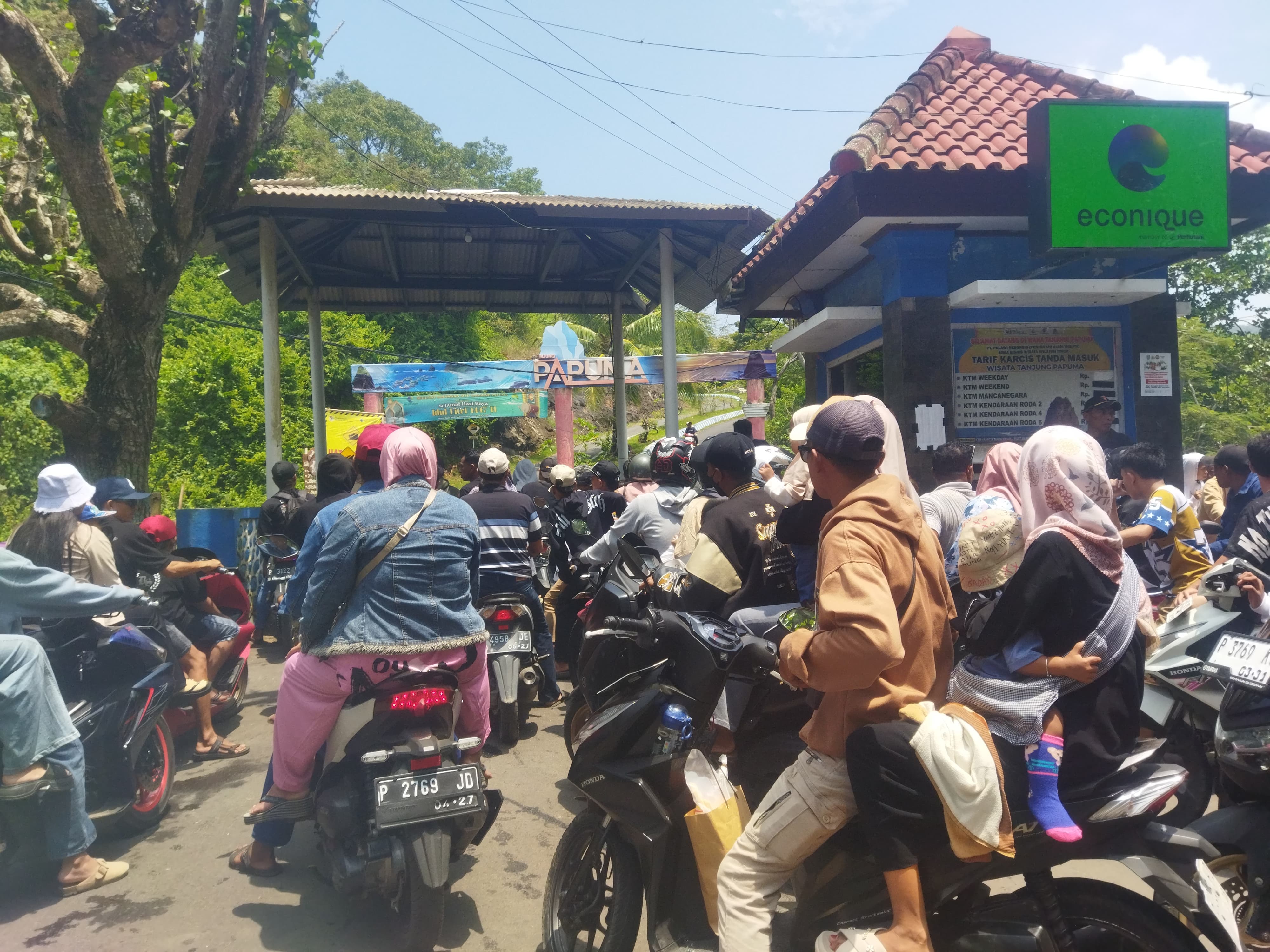 Papuma Chaos, Kunjungan Tembus 8.800 Orang, Ambulans Hilir Mudik Evakuasi Korban Jatuh dan Pingsan