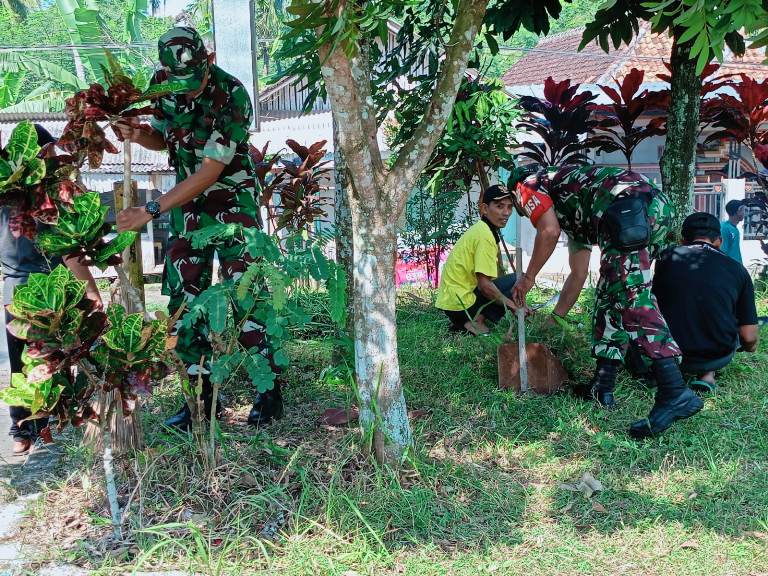 Sambut Agustus, Babinsa dan Pemdes Ranubedali Kerja Bakti Bersihkan Lingkungan Balai Desa