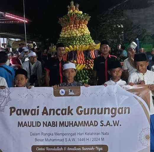 Pawai Ancak Meriahkan Maulid Nabi, Puluhan Janda Tersenyum Dapat Angpao Kiai