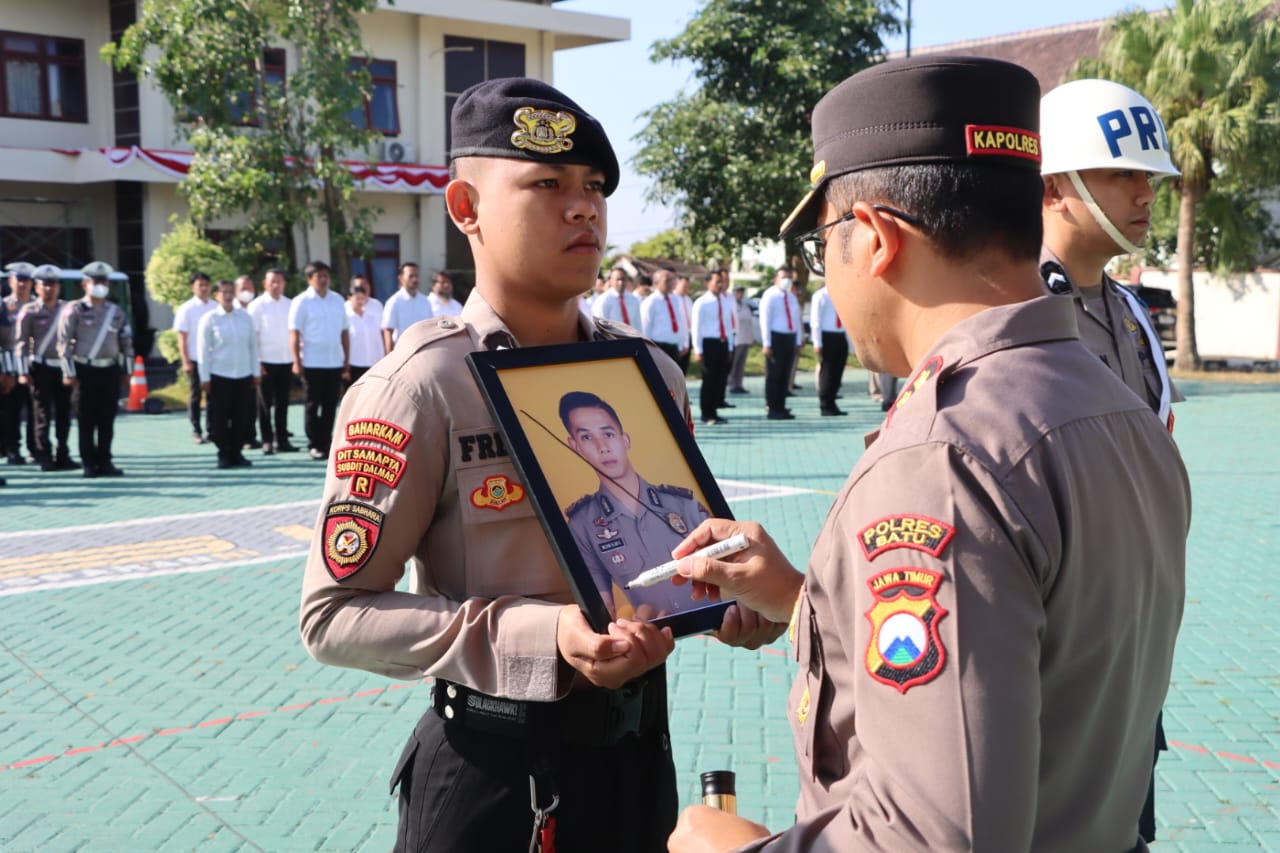 Polres Batu Gelar Upacara PTDH pada Anggota Polri yang Langgar Kode Etik
