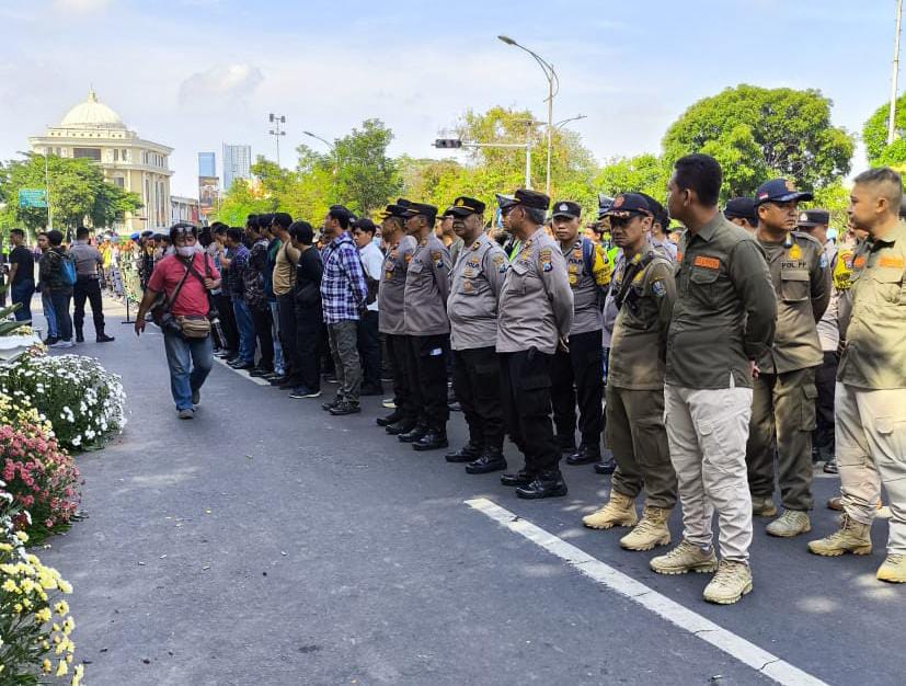 Kapolsek Bubutan Pimpin Pengamanan Hari Buruh di Kantor Gubernur Jatim