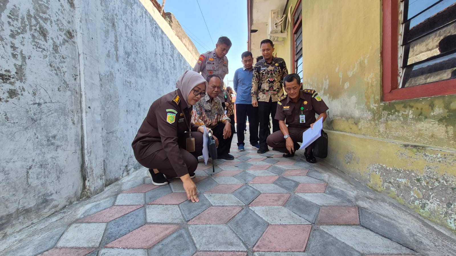 Kecamatan Kartoharjo dan Kejari Kota Madiun Tinjau Pekerjaan Pavingisasi dan PJU