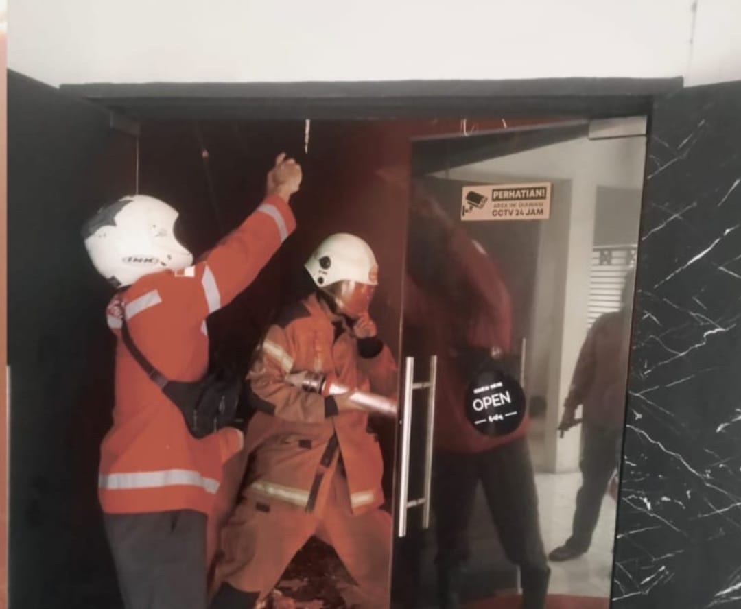 Diduga Korsleting Listrik, Tempat Billiard di Nginden Ludes Dilalap Si Jago Merah