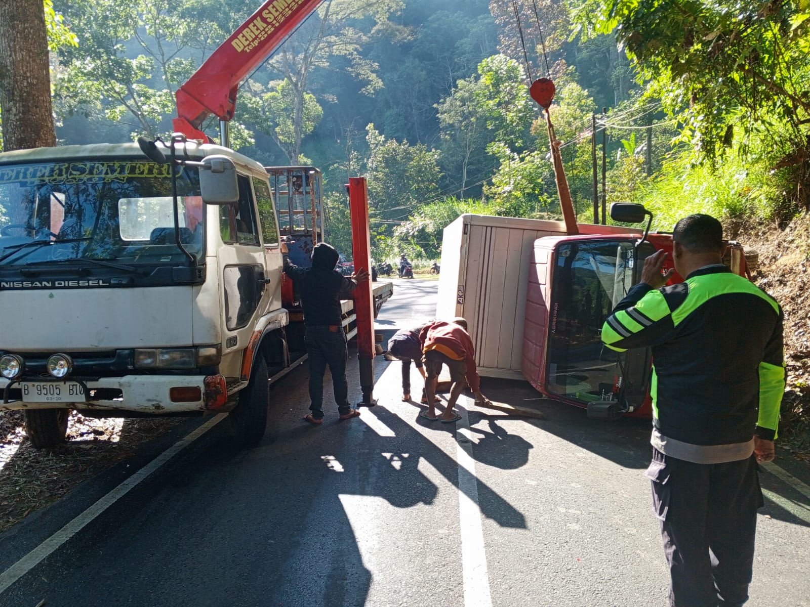 Truk Box J&T Terguling di Dusun Ngeprih, Polres Batu Bantu Evakuasi