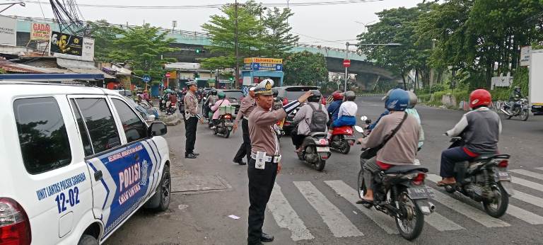 Ciptakan Kelancaran Lalu Lintas Pagi Hari, Polsek Sawahan Atur Arus di Jalan Kupang Girilaya Surabaya