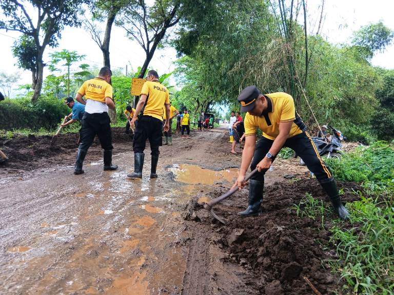 Polsek Winongan Bantu Korban Banjir dan Bersihkan Lumpur di Desa Prodo