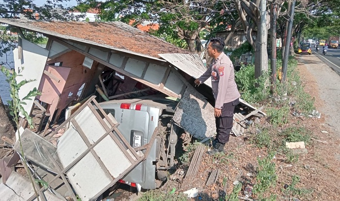 Tersenggol Truk saat Nyalip, Granmax Berakhir Tabrak Warung di Duduksampeyan Gresik