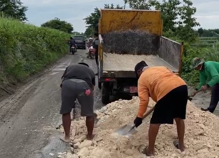 Respons Cepat DPU Bina Marga Lamongan Tangani Jalan Rusak Parah di Solokuro