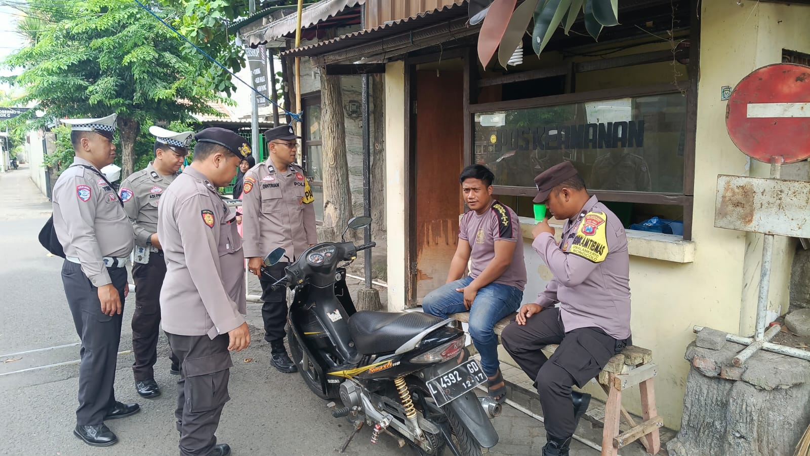 Perkuat Keamanan Lingkungan, Polsek Wonocolo Gencarkan Patroli Dialogis di Bendul Merisi