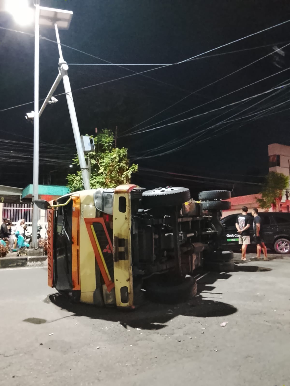 Tabrakan dengan Mobil Grab, Truk Tangki Air Terguling di Pacar Keling