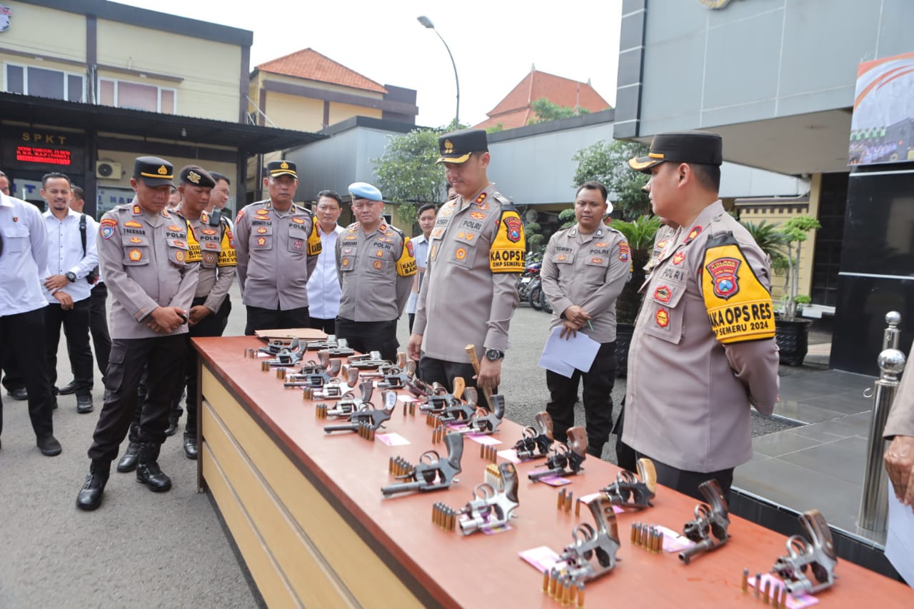 Kapolres Lamongan Lakukan Pemeriksaan Senpi ke Anggota, Cegah Penyalahgunaan