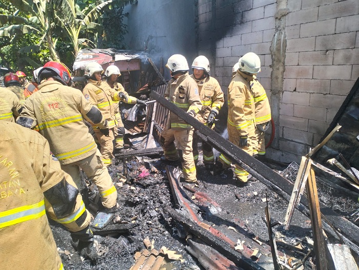 Ditinggal Pemilik Berjualan Kopi, Rumah di Wonocolo Surabaya Ludes Terbakar 