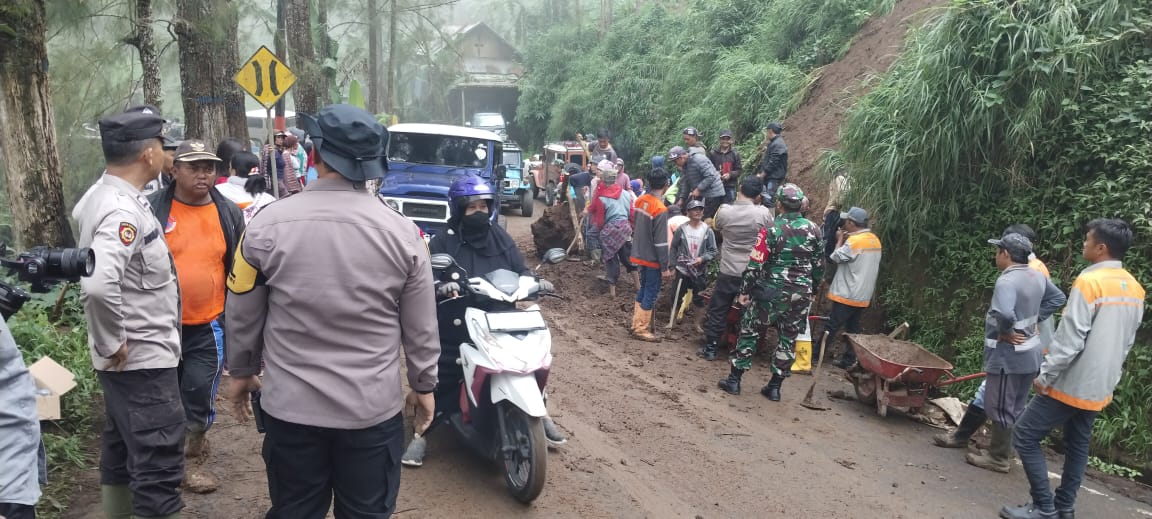 Polsek Tosari Bersinergi dengan TNI, Pemerintah dan Warga Tangani Longsor di Jalur Wisata Bromo