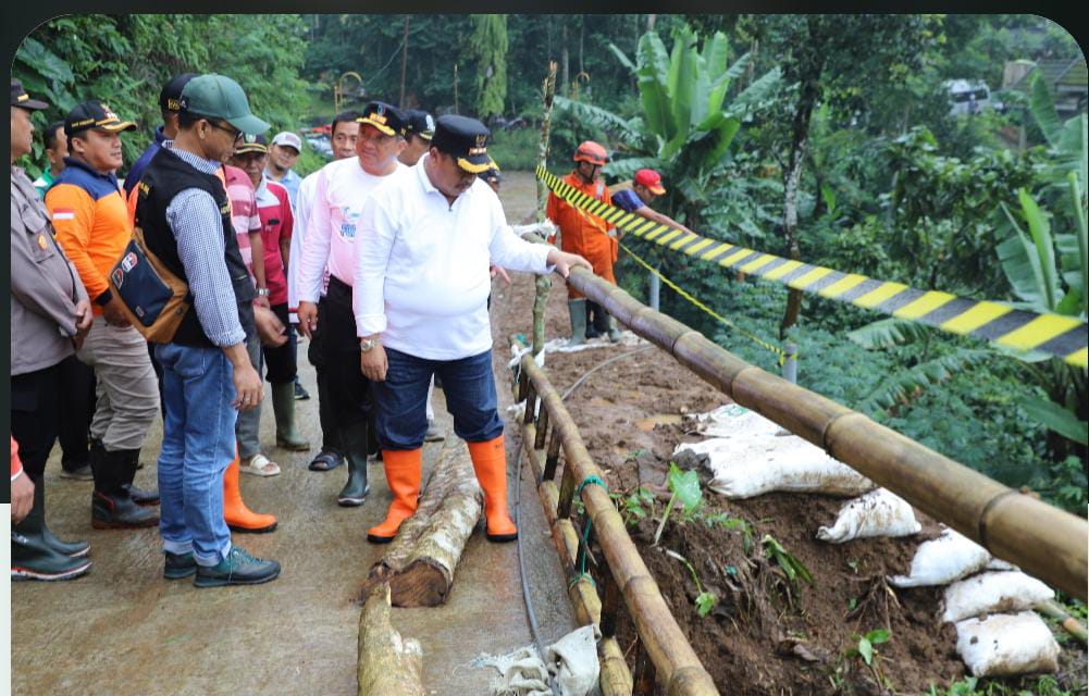 Bupati Jombang Warsubi Tinjau dan Bantu Langsung Korban Longsor Wonosalam