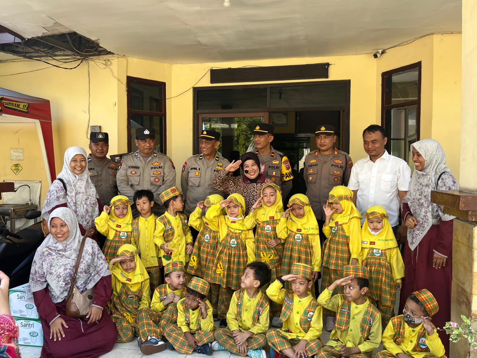 Polsek Gayungan Edukasi Siswa TK Ibnu Sina dalam Program Polisi Sahabat Anak