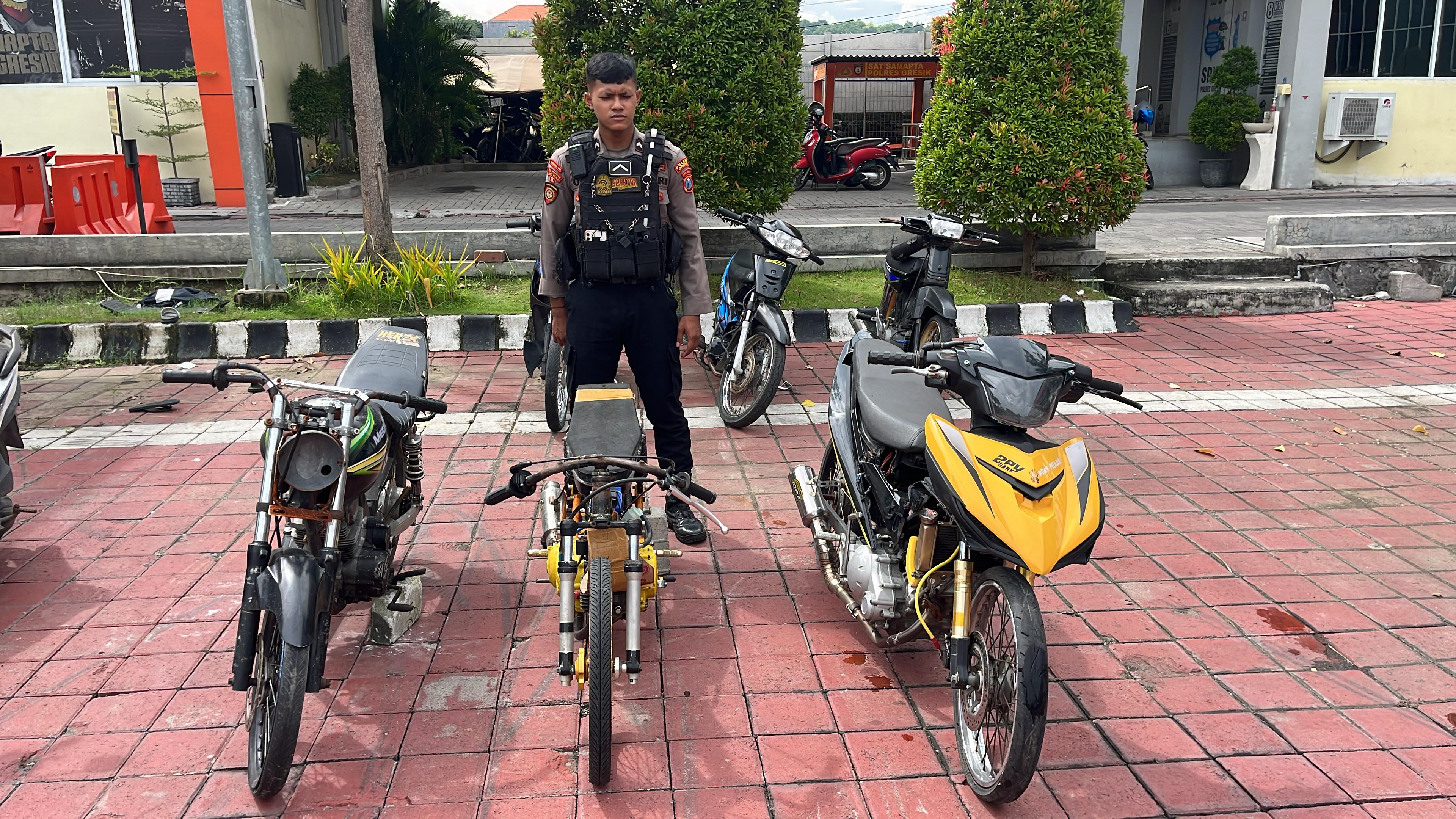 Patroli Raimas Kalamunyeng Polres Gresik Amankan Tiga Motor Balap Liar di Cerme