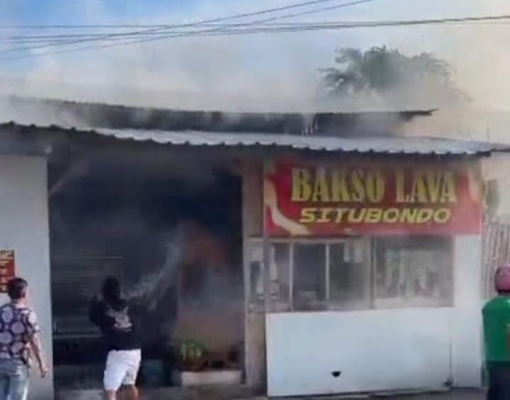Diduga Korsleting Magic Com, Warung Bakso di Situbondo Terbakar