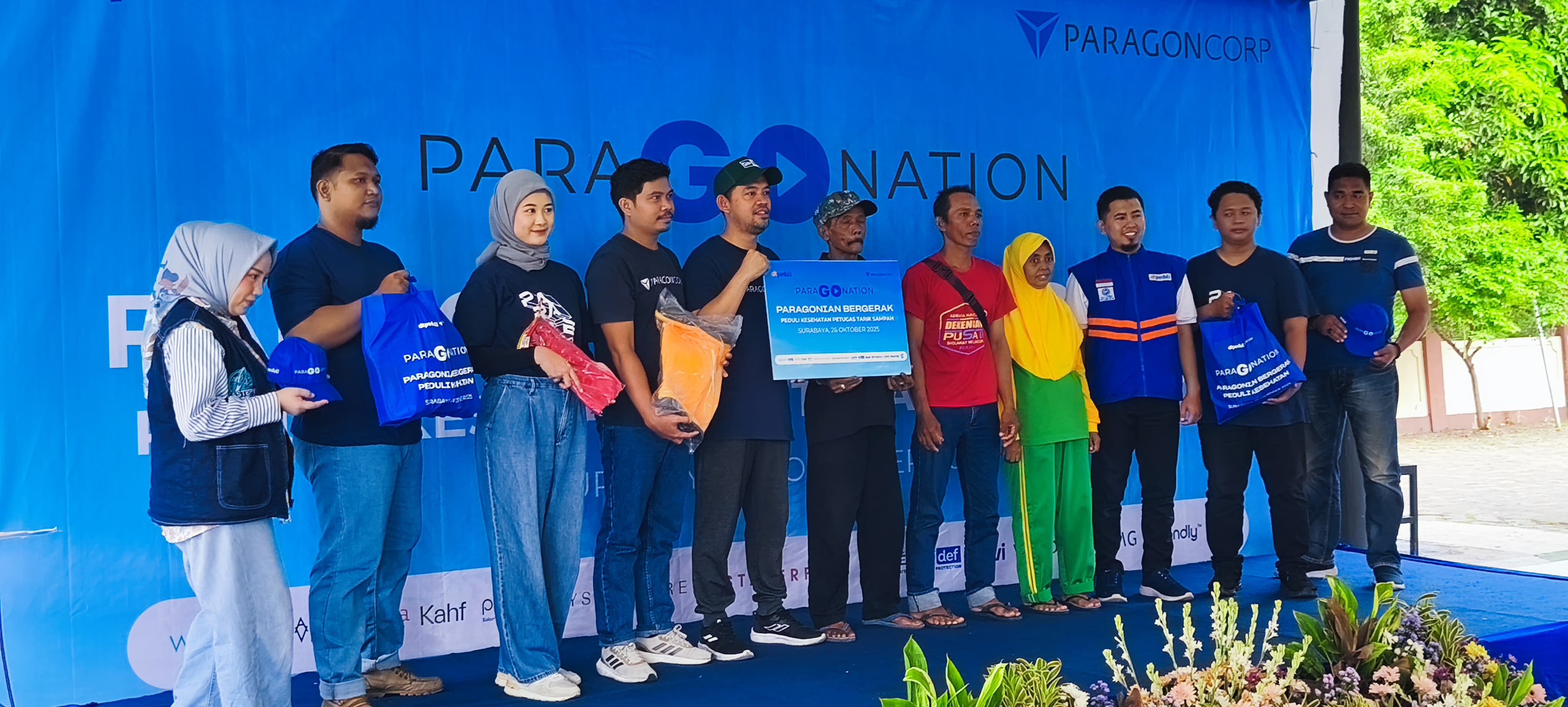 Paragonation dan DT Peduli Gelar Aksi Kemanusiaan kepada Petugas Tarik Sampah Surabaya