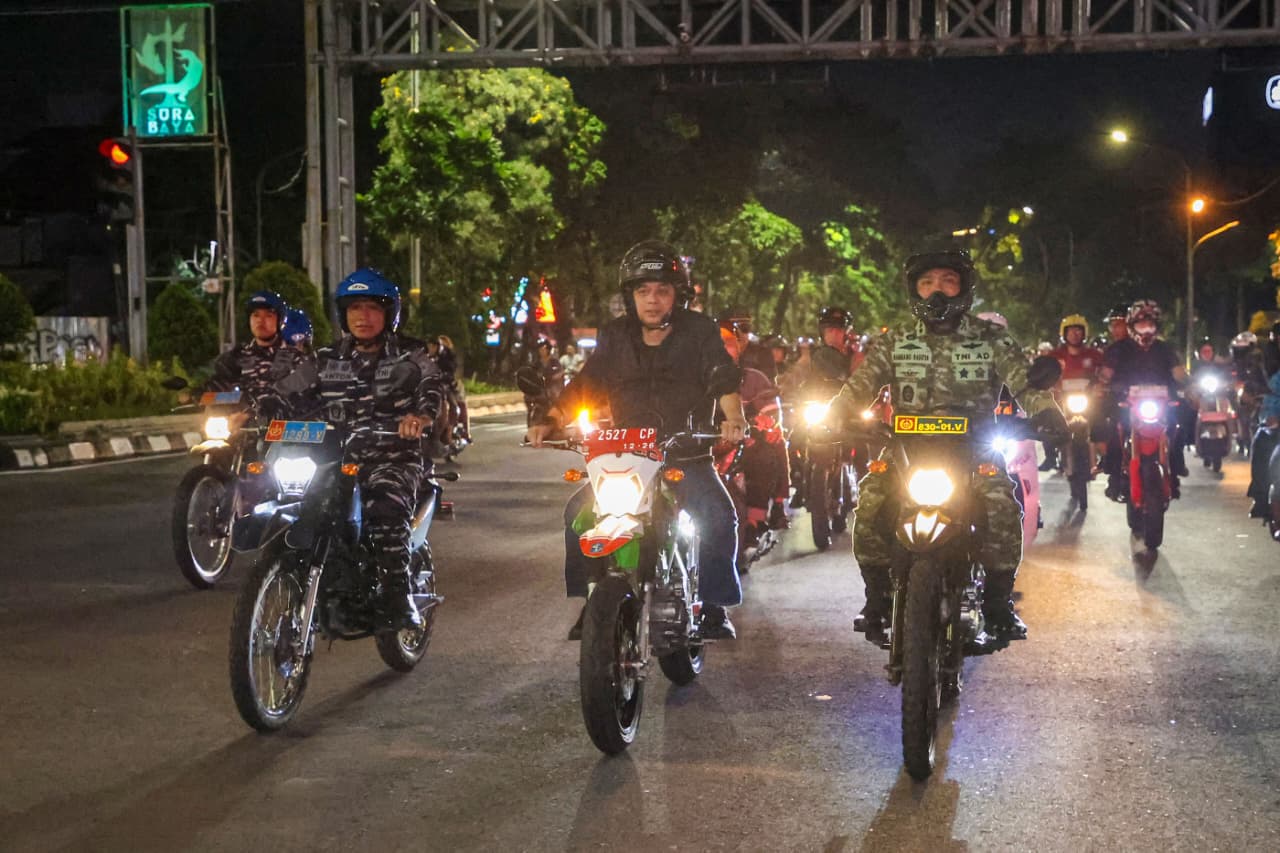 Keliling Naik Motor, Wali Kota Eri dan Forkopimda Pastikan Malam Tahun Baru 2026 di Surabaya Kondusif