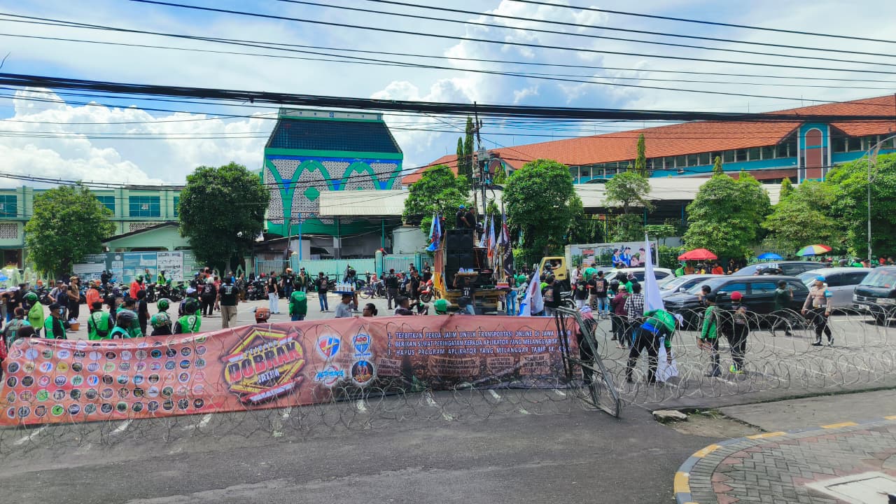 Lawan Tarif Murah, Ribuan Driver Ojol Kepung Gedung DPRD Jawa Timur
