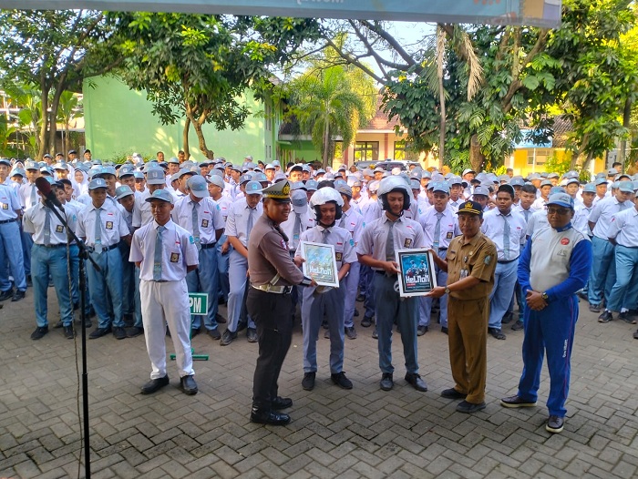 Peringati Hardiknas, Satlantas Polres Pasuruan Canangkan Program Helm On di SMKN 1 Gempol