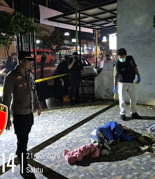 Kapolsek Gurah Pimpin Evakuasi Jenazah Tunawisma di Simpang Tiga Kantor Pos