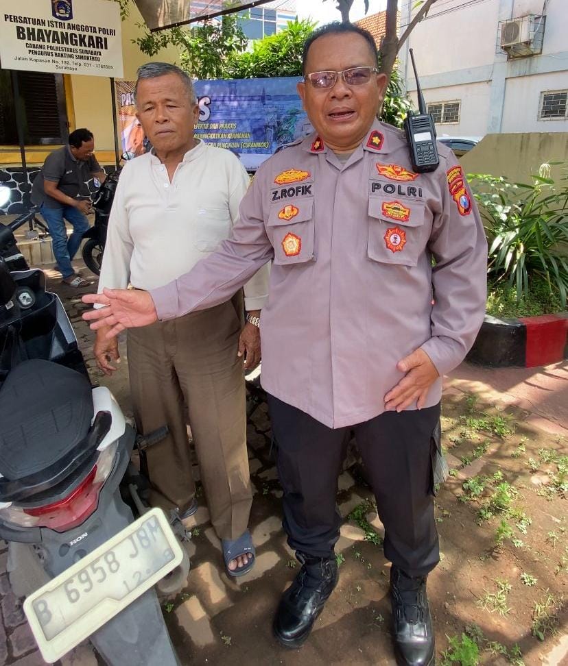 Tingkatkan Keamanan Lingkungan, Polsek Simokerto Pasang Alarm Gratis untuk Warga