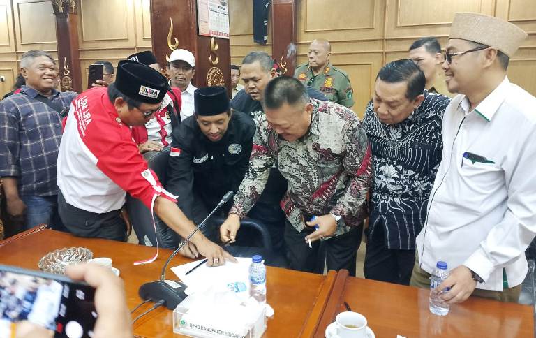 Pimpinan DPRD Sidoarjo Teken Dukungan Moral Laskar Jenggolo saat Aksi Unjuk Rasa