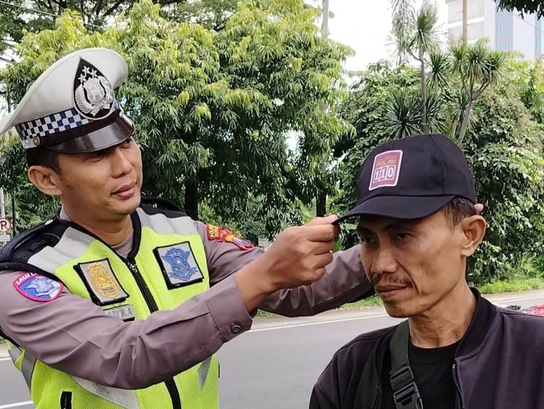 Polsek Wonocolo Sosialisasikan Call Center 110 Sambil Bagi Topi Gratis