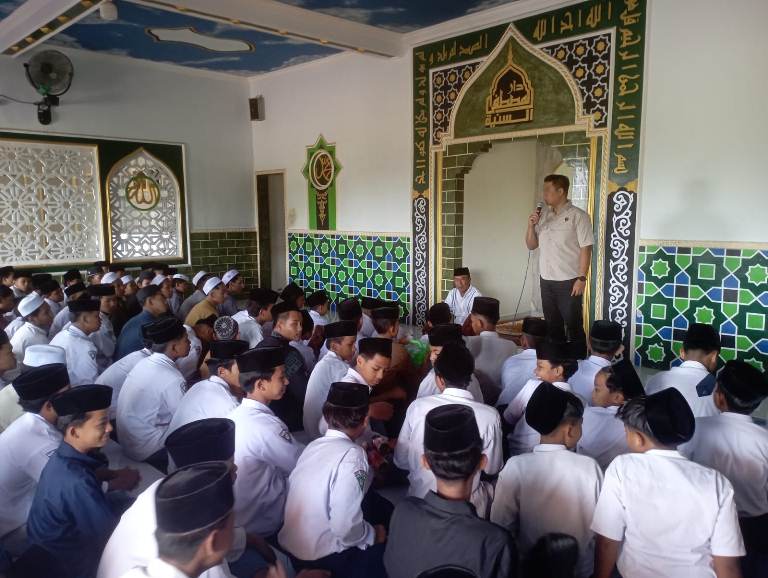 Satreskoba Polres Lumajang Beri Sosialisasi Bahaya Narkoba di Ponpes Darul Musthofa Assunniyyah