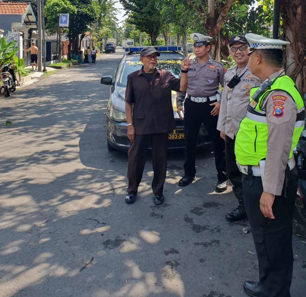 Patroli Dialogis Polsek Rungkut Eratkan Kebersamaan dengan Security Perumahan