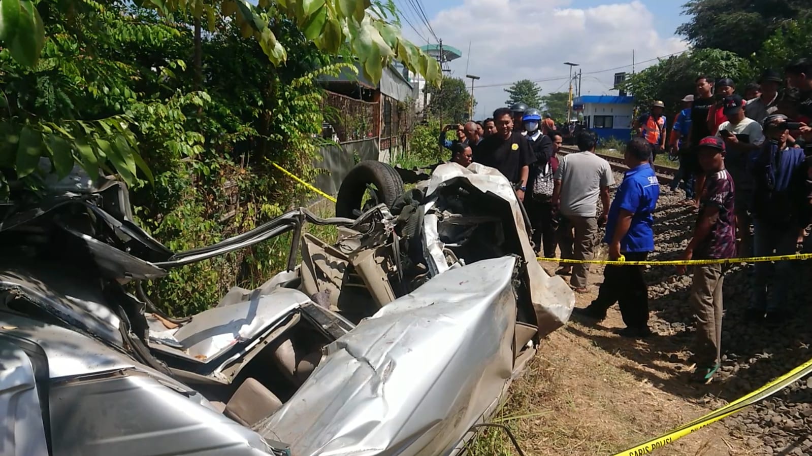 Minibus di Tulungagung Terseret Kereta Api, Pengemudi Meninggal di TKP