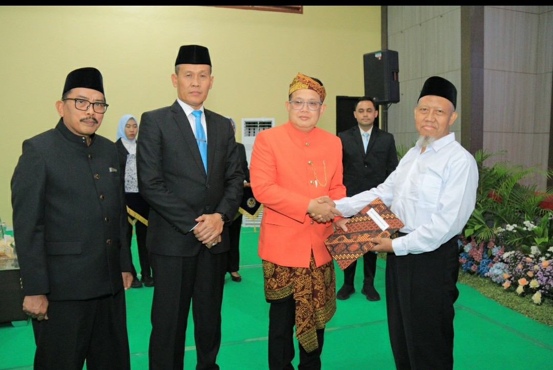 Kakanwil Ditjenpas Jatim Serahkan Remisi Umum dan Dasawarsa kepada Warga Binaan