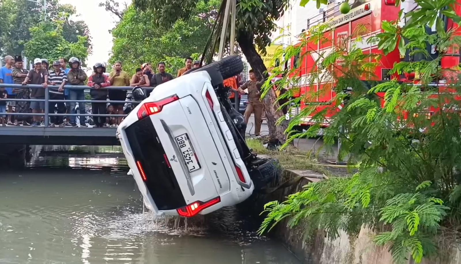 Pajero Nyemplung Sungai Menur Pumpungan, Sopir Menghilang