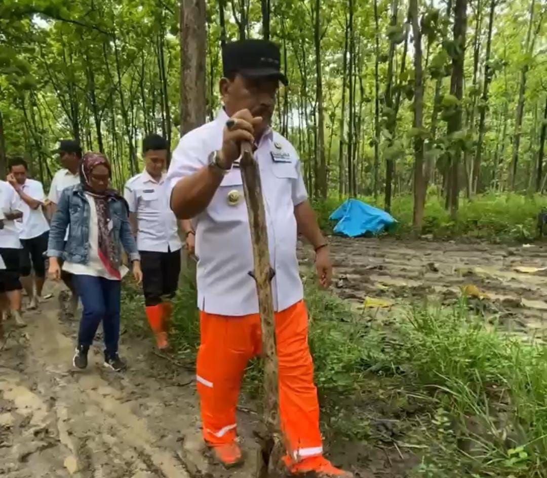 Kang Marhaen Tinjau Jalan Berlumpur yang Viral dan Ganggu Akses Warga Nganjuk
