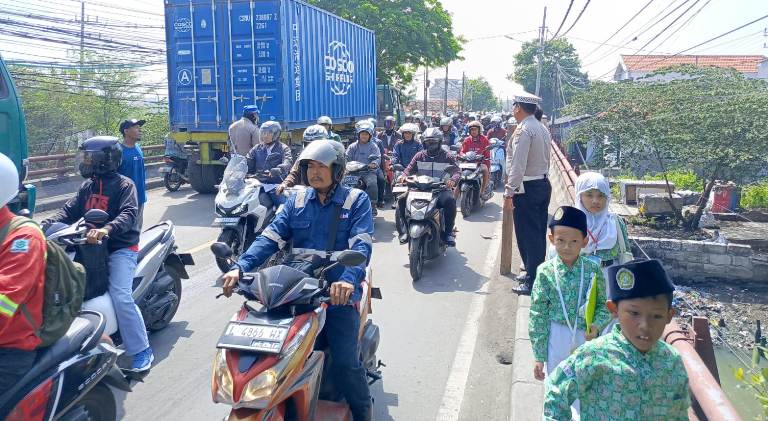 Aksi Cepat Polsek Benowo Urai Kemacetan Truk Mogok di Jembatan Branjangan Surabaya