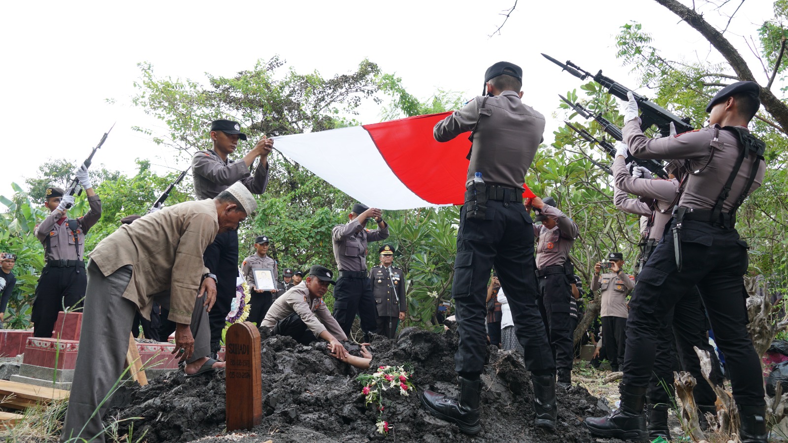 Penghormatan Terakhir Aiptu Heri Sukamto, Polres Gresik Gelar Upacara Pemakaman Dinas Kepolisian