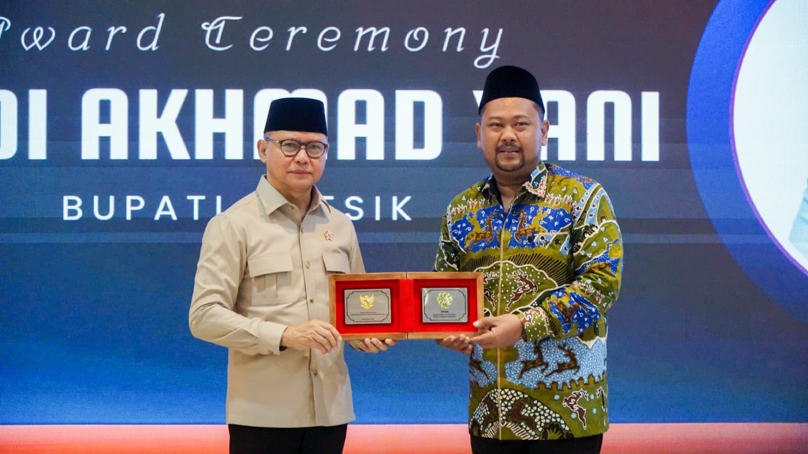 Berkontribusi Lindungi Anak PMI, Bupati Gresik Terima Penghargaan Kepala Daerah Inspiratif