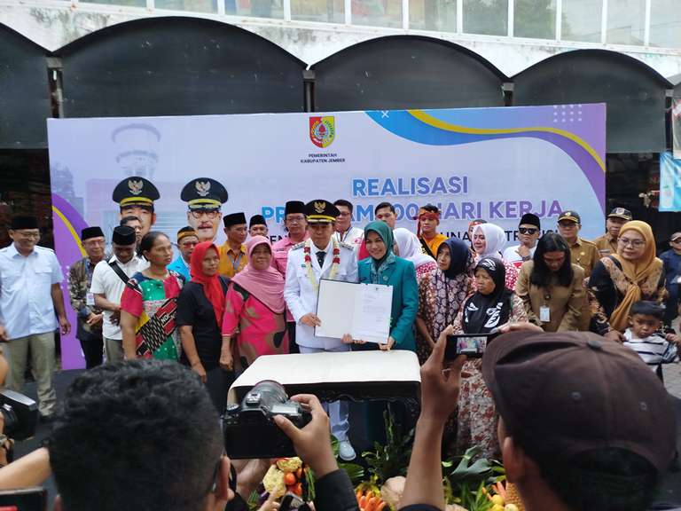 Hari Pertama Kerja Bupati Jember Tepati Janji Kampanye, Turunkan Retribusi Pasar Tanjung