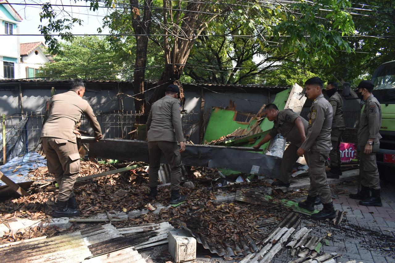 Satpol PP Surabaya Tertibkan Bangli di Sepanjang Jalan Wiyung Pratama dan Karangan