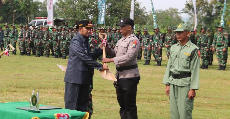 Cangkul dan Sekop Jadi Simbol Peresmian Satgas TMMD 127 Kodim 0827/Sumenep