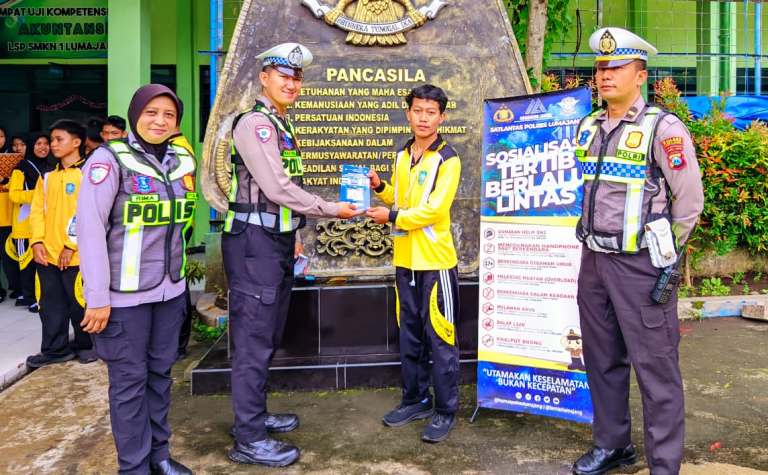 Satlantas Polres Lumajang Edukasi Safety Riding dan Buka Class Meeting ASKARA di SMKN 1