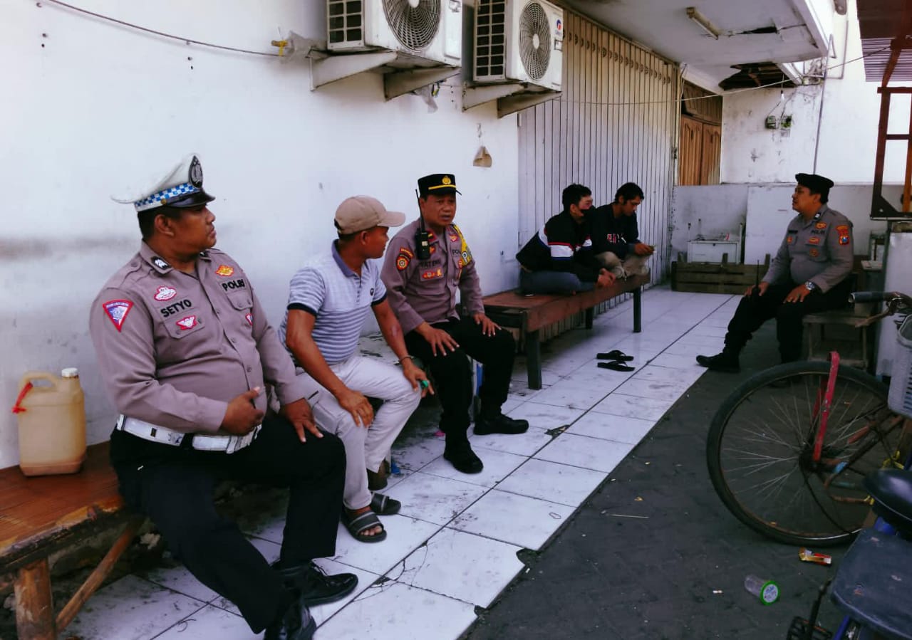 Polsek Wonocolo Patroli Dialogis Wujud Kehadiran Polisi di Tengah Masyarakat