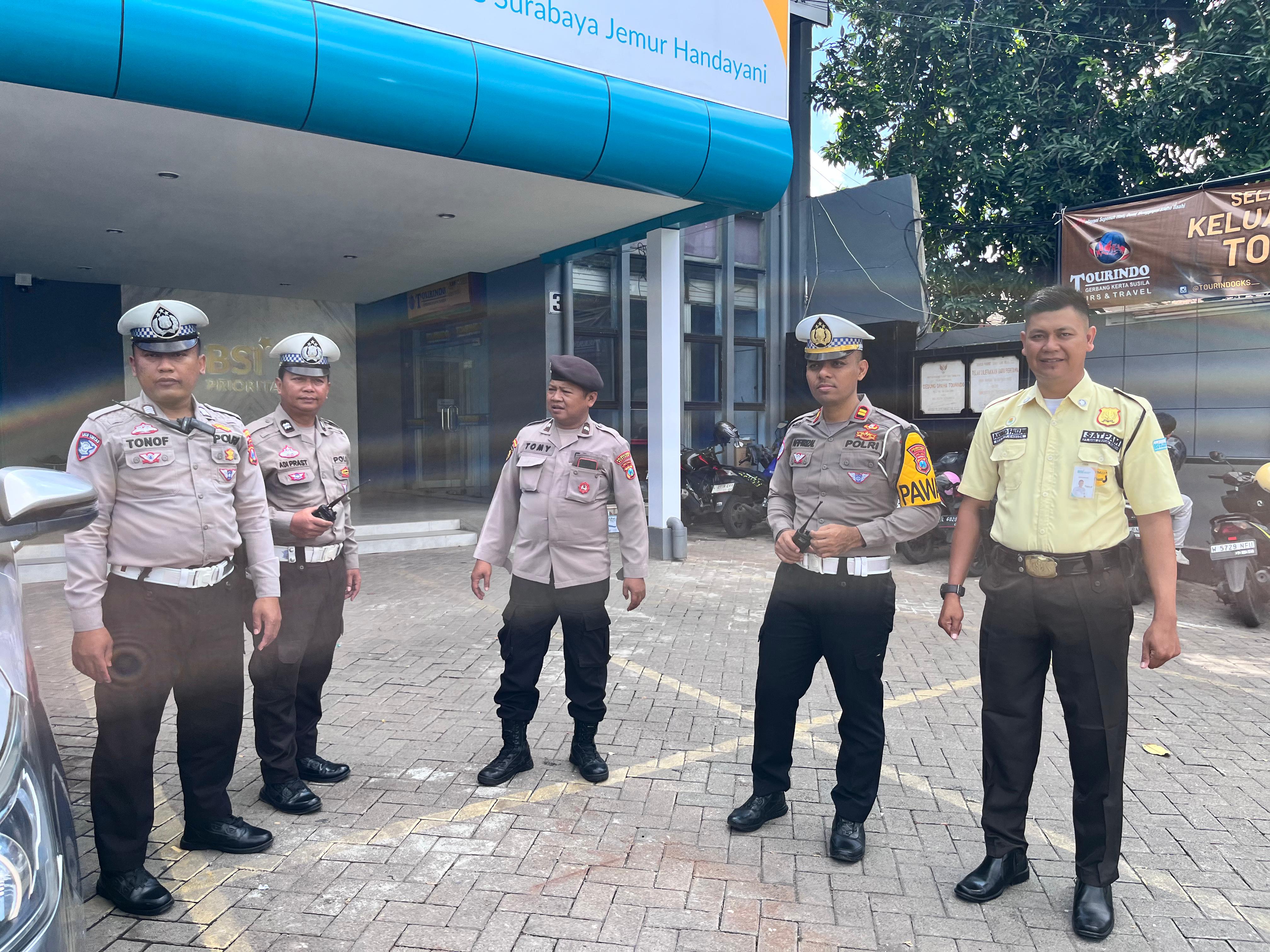 Polsek Wonocolo Intensifkan Patroli Dialogis, Sasar Bank hingga Beri Imbauan Anti Judi Online