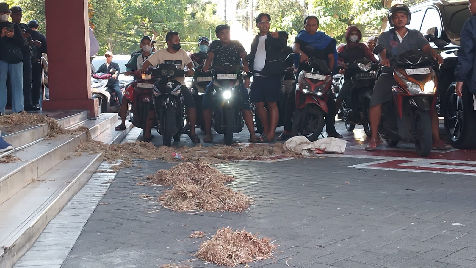 Massa Seniman Surabaya Hujani Gedung Dewan dengan Kotoran Ayam